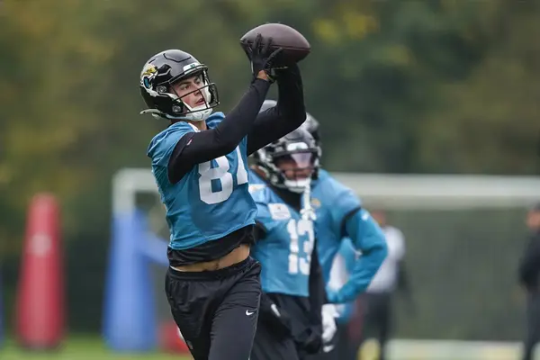 No return to rugby as Louis Rees-Zammit re-signs with Jaguars