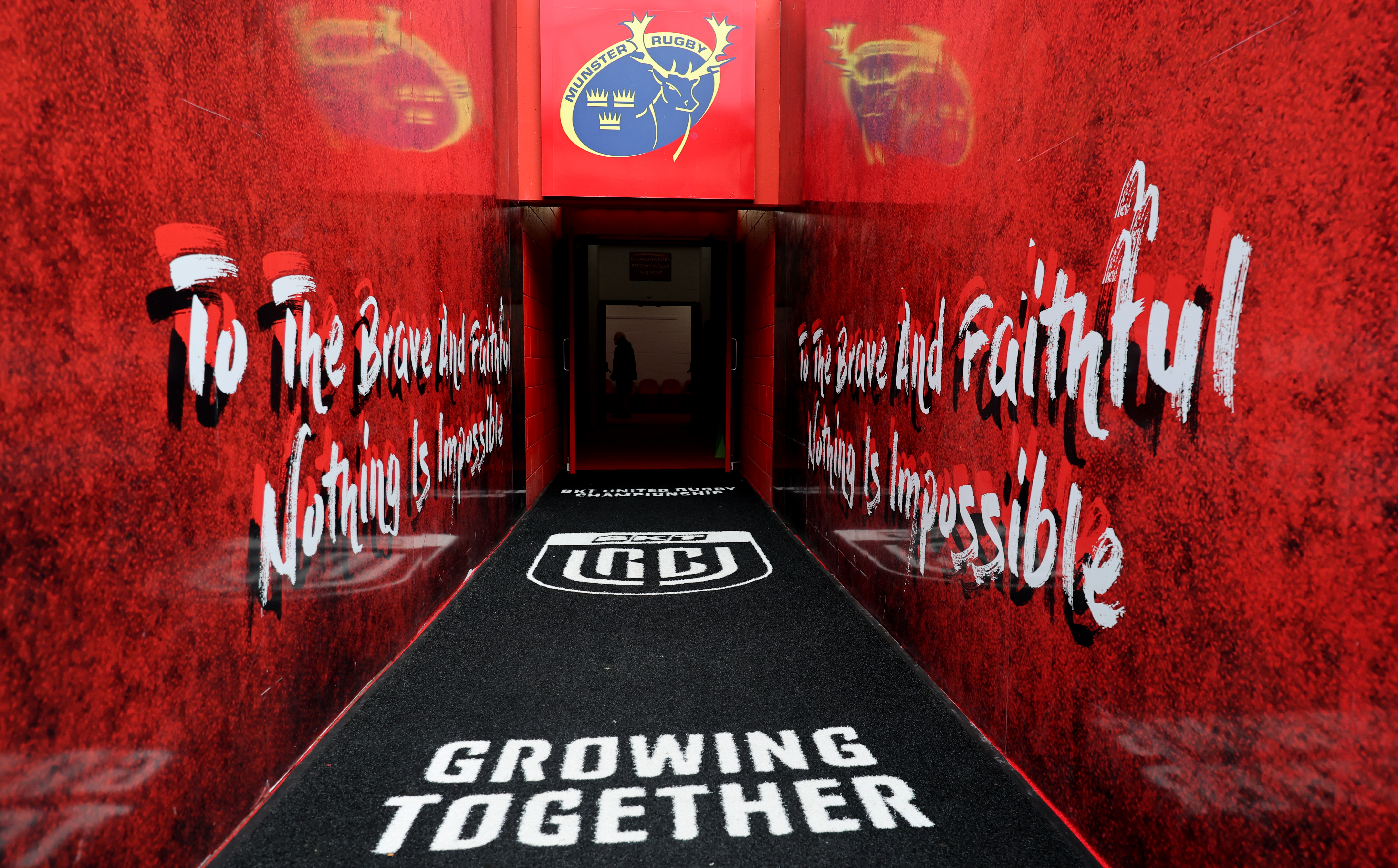 Munster just edge past Connacht to maintain perfect URC record