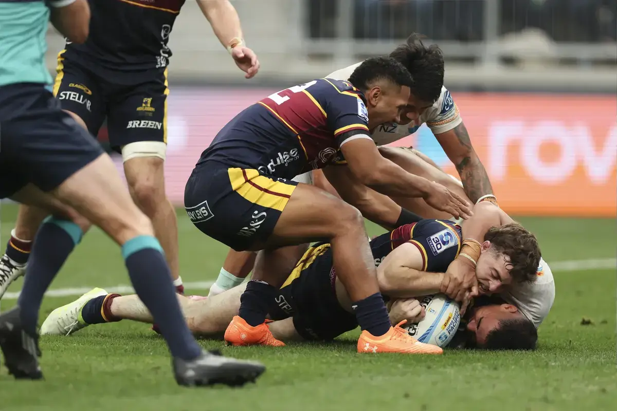 Highlanders hold off Moana Pasifika to keep finals hopes alive